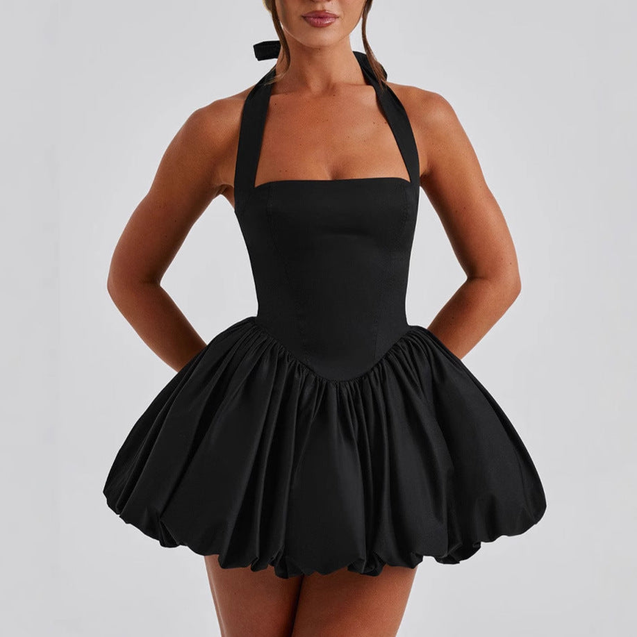 Robe bouffante moulante à lacets et dos nu